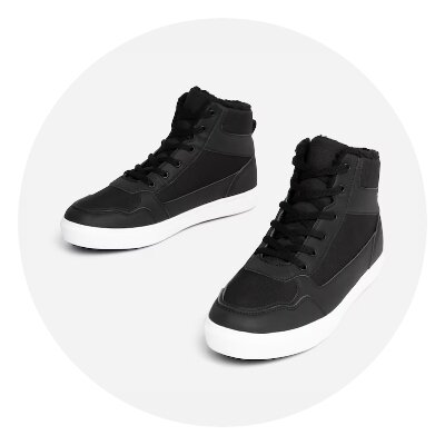 Svarta vinterskor med vit sula