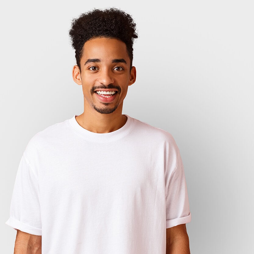 Man med vit t-shirt