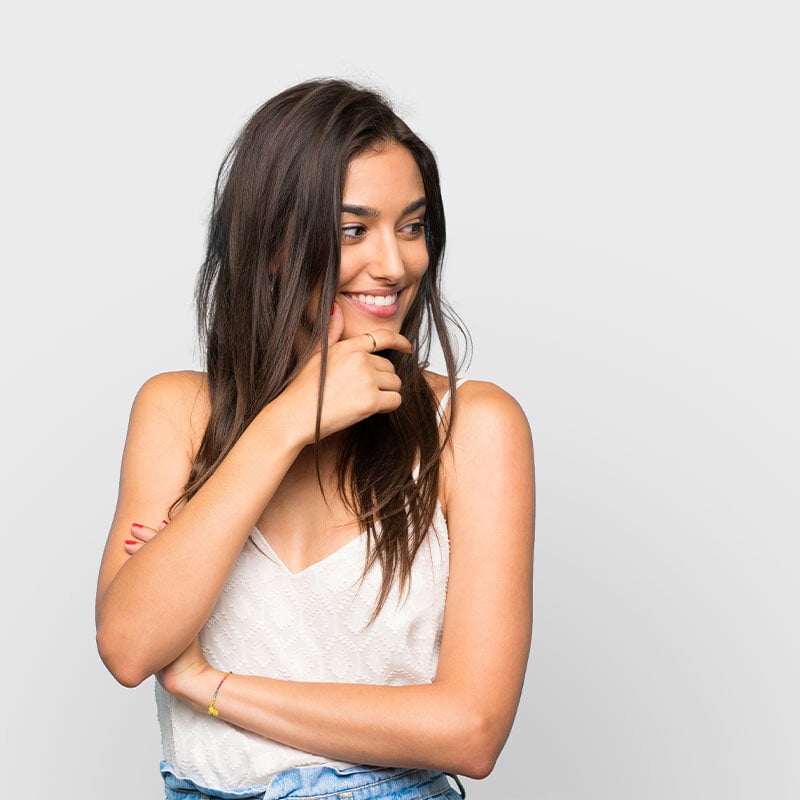 Glad tjej med ett vitt linne