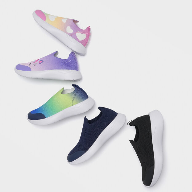 Sock sneakers i olika färger liggandes