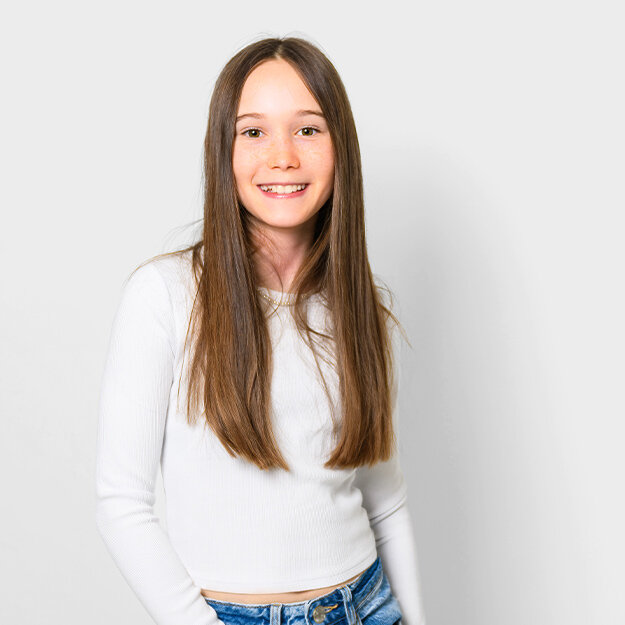 En glad tjej med vit tröja