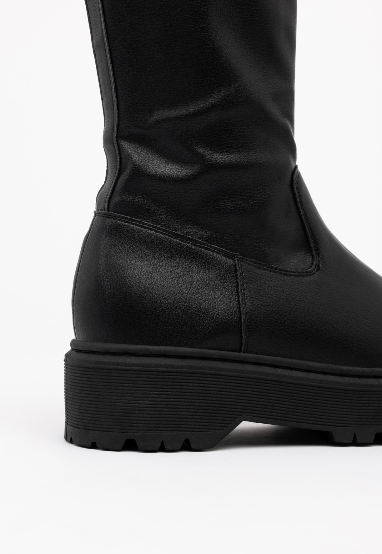 VOX, Boots Svarta