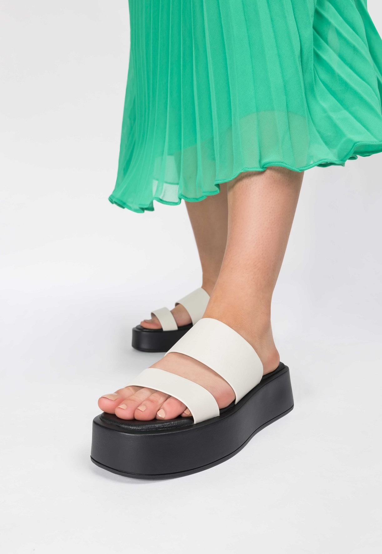 VOX, Sandaletter med platåsula Vita