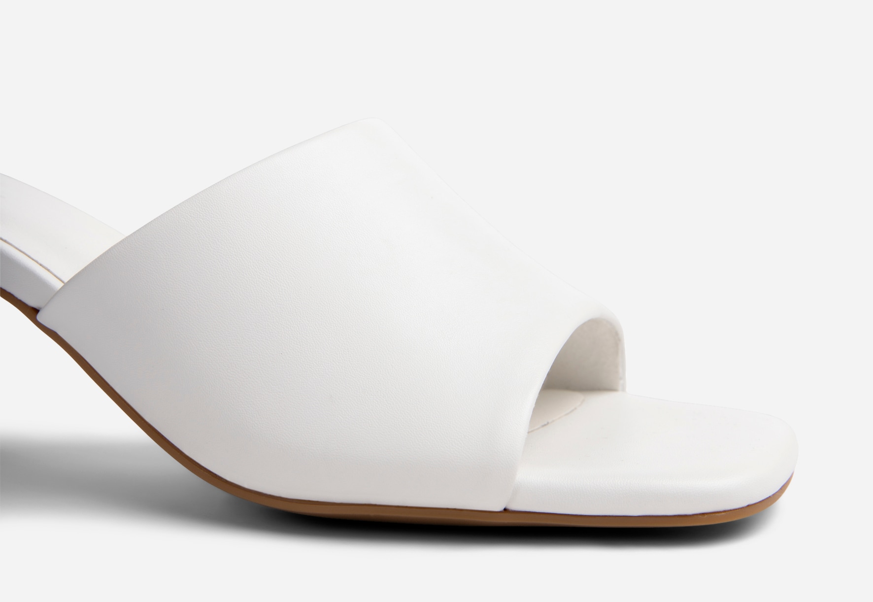 CLOU, Sandaletter Vita