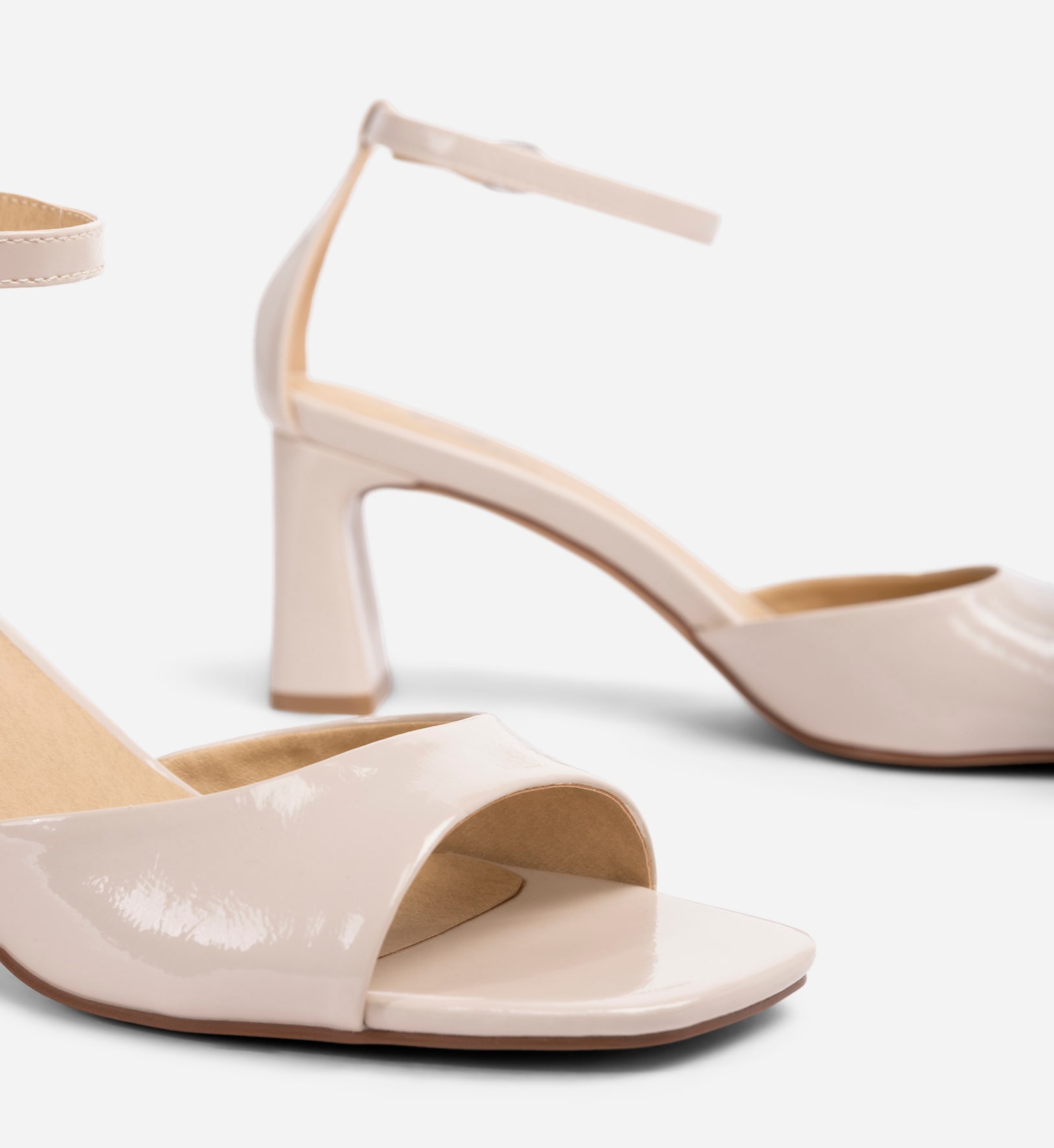 CLOU, Sandaletter Beigea