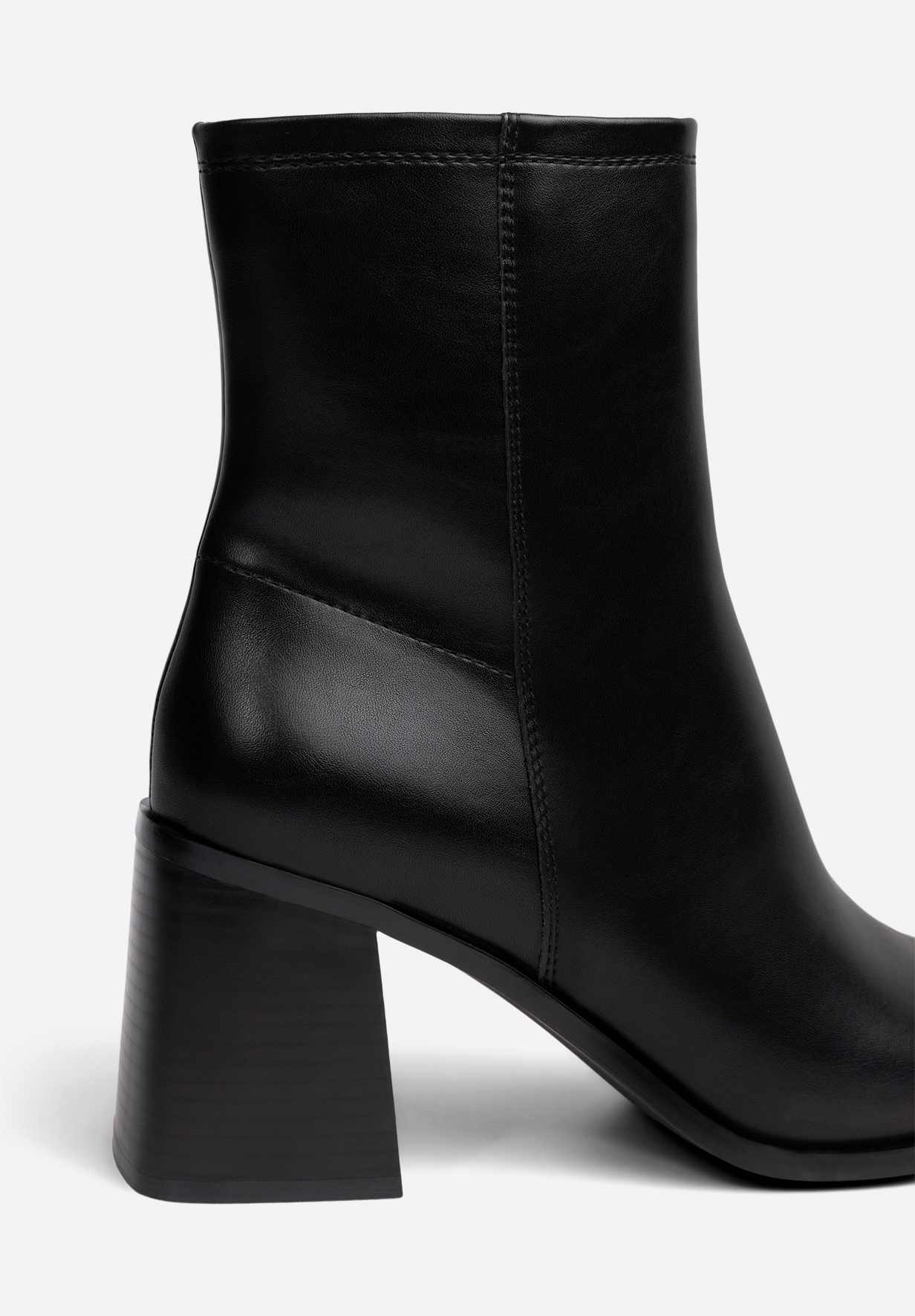 CLOU, Boots Svarta