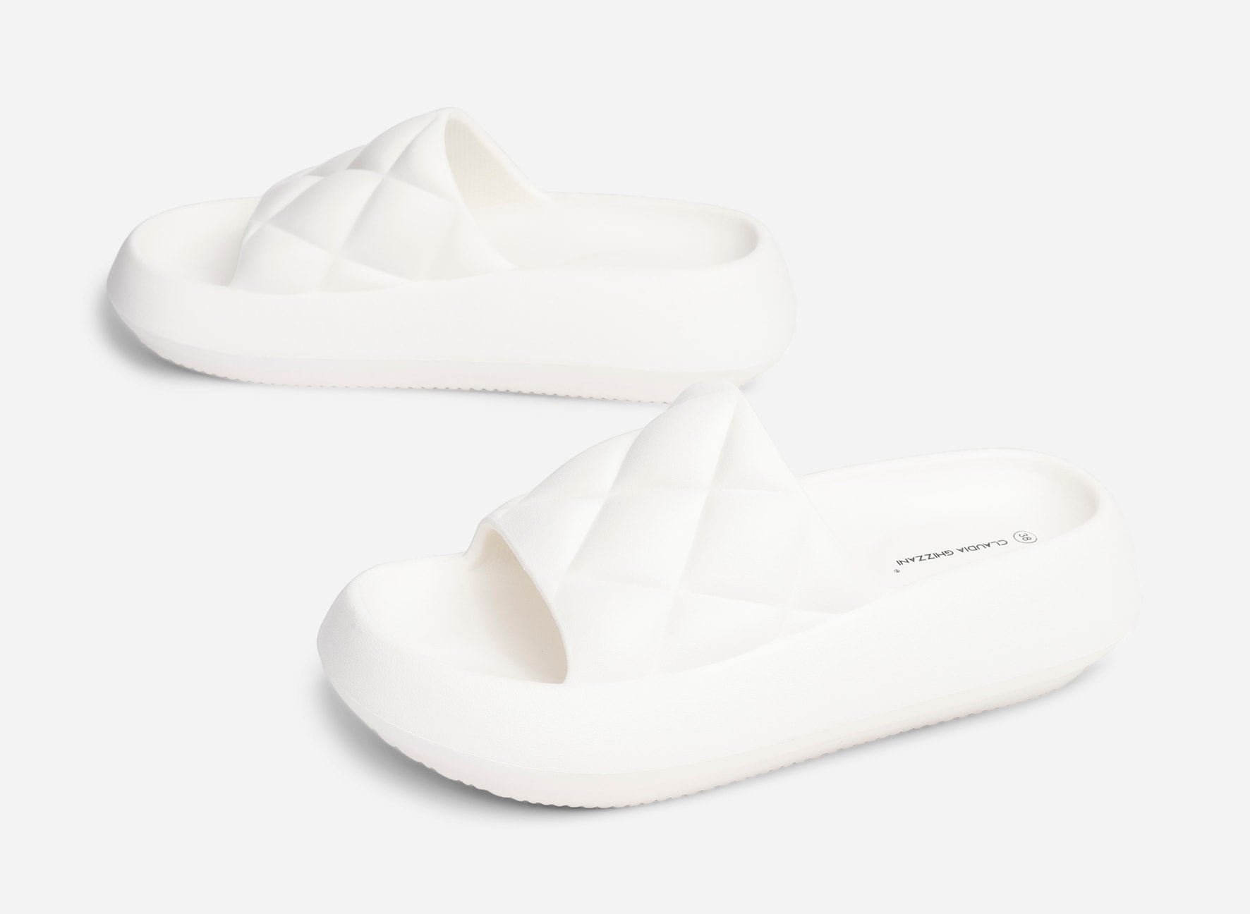 CLAUDIA GHIZZANI, Tofflor Vita