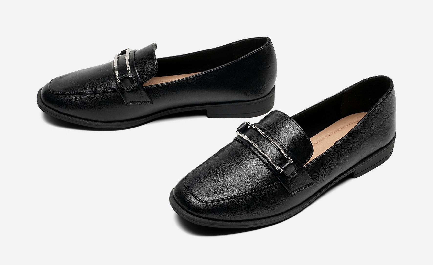 CLOU, Loafers med spänne Svarta